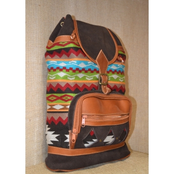 Plecak damski etniczny ciemnobrązowy ze skóry  zamszowej z wełnianym materiałem.